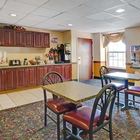 Super 8 By Wyndham Louisville/Expo Center Zewnętrze zdjęcie